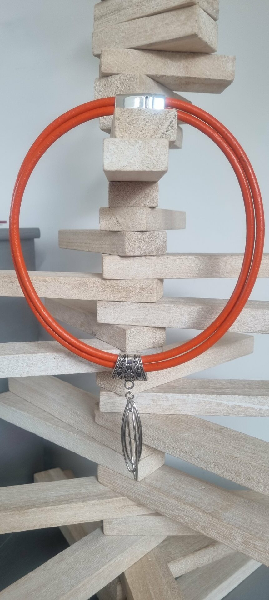 Collier femme en cuir rond orange et pendentif ellipse argenté