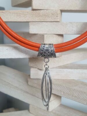 Collier femme en cuir rond orange et pendentif ellipse argenté