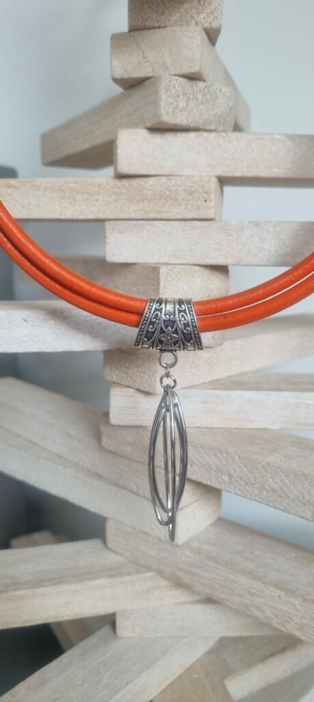 Collier femme en cuir rond orange et pendentif ellipse argenté