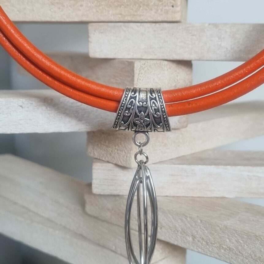 Collier femme en cuir rond orange et pendentif ellipse argenté