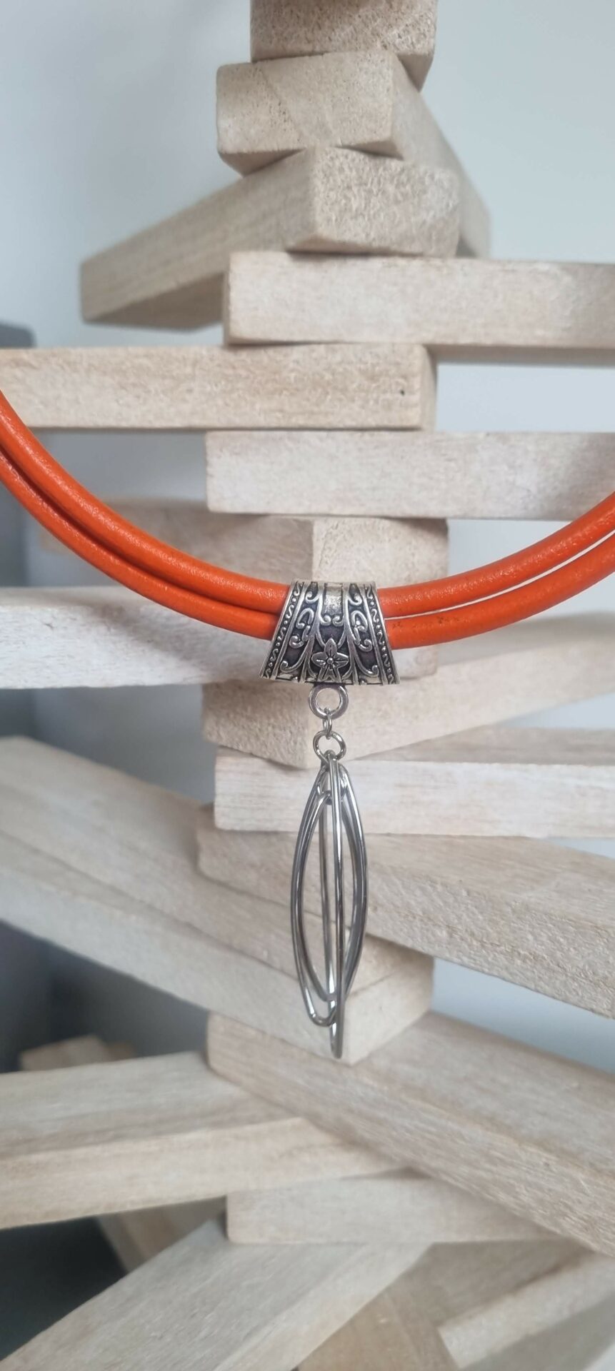 Collier femme en cuir rond orange et pendentif ellipse argenté