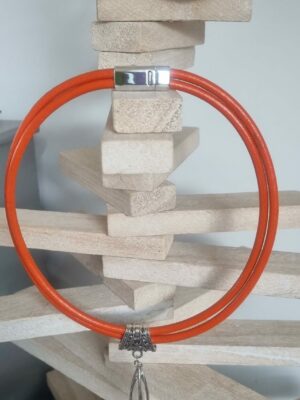 Collier femme en cuir rond orange et pendentif ellipse argenté