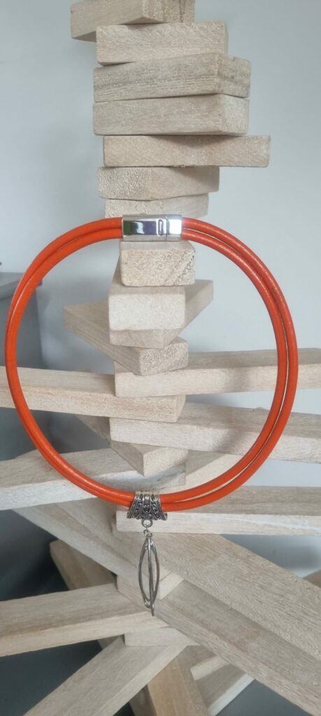 Collier femme en cuir rond orange et pendentif ellipse argenté