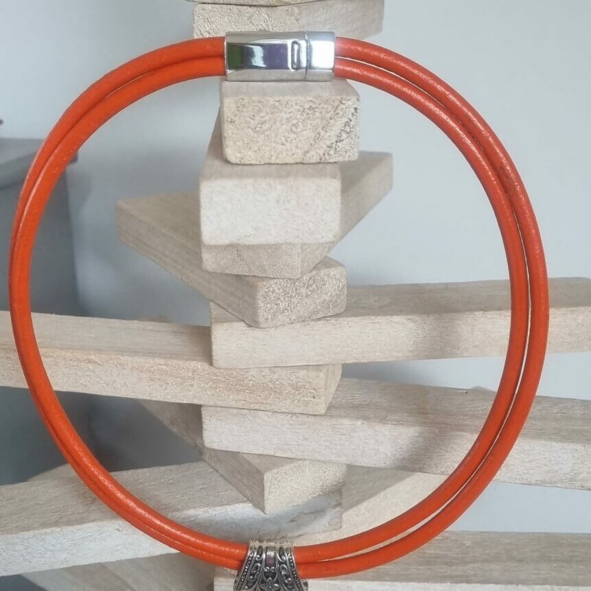 Collier femme en cuir rond orange et pendentif ellipse argenté
