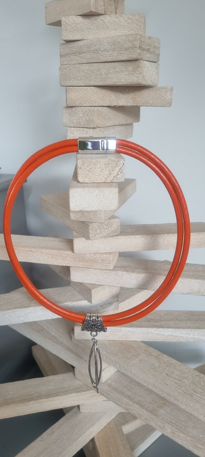 Collier femme en cuir rond orange et pendentif ellipse argenté