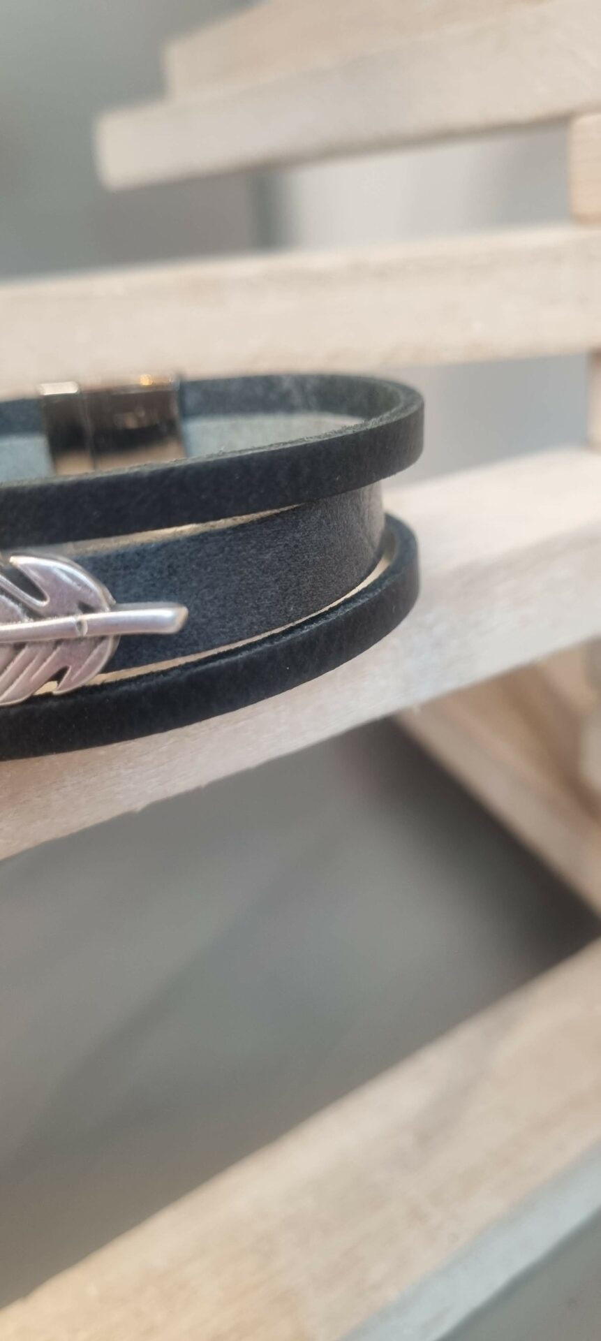 Bracelet homme 20mm gris et noir, plume argentée