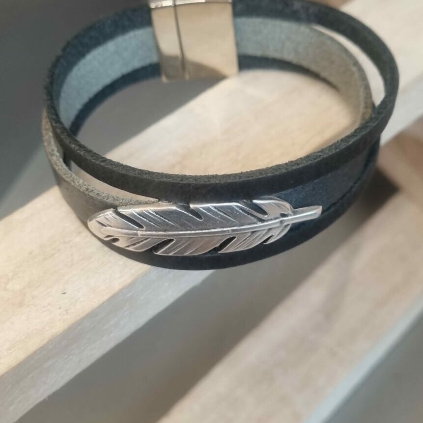 Bracelet homme 20mm gris et noir, plume argentée