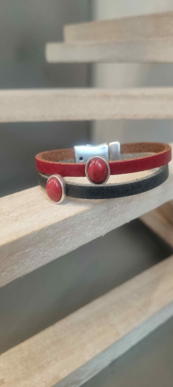 3CUI25 -29€ Bracelet femme rouge et gris et passants argentés résine rouge