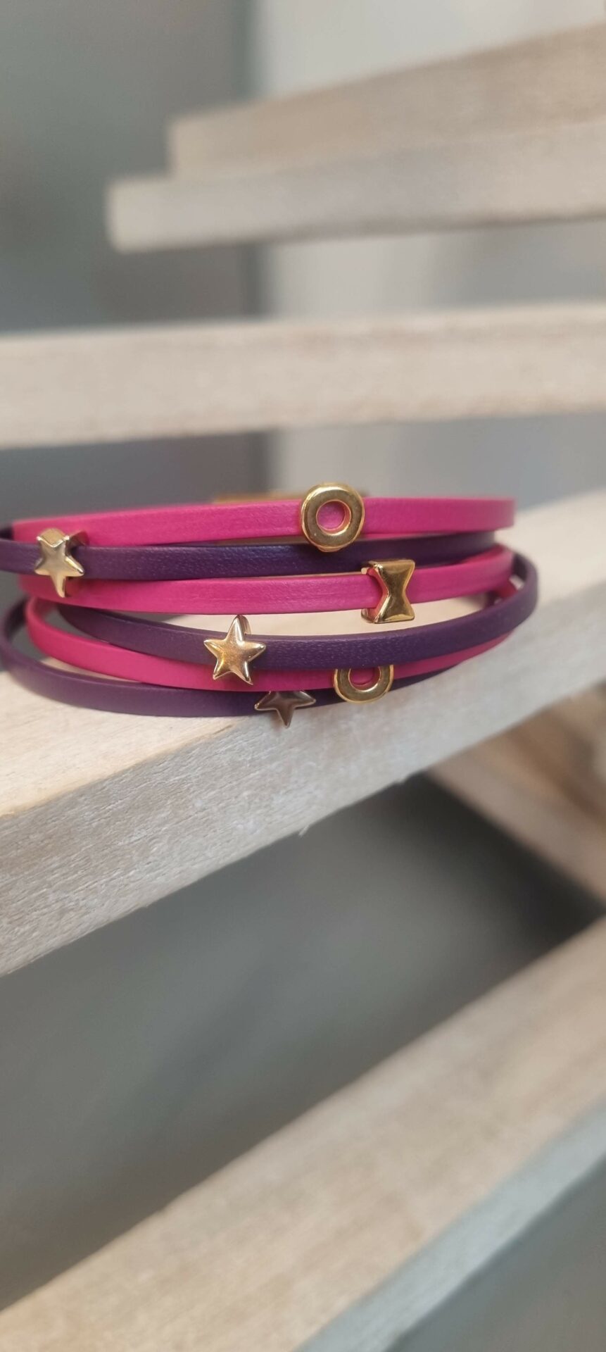 Bracelet femme en cuir 3mm rose et violet, passants dorés
