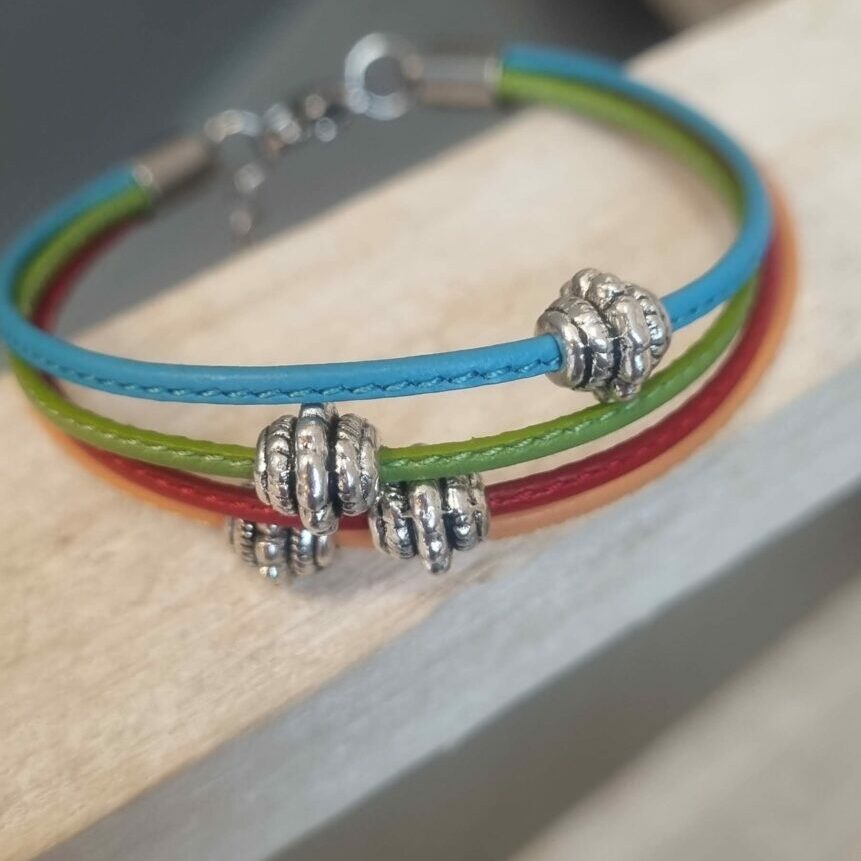 Bracelet femme multi couleur et perles argentées