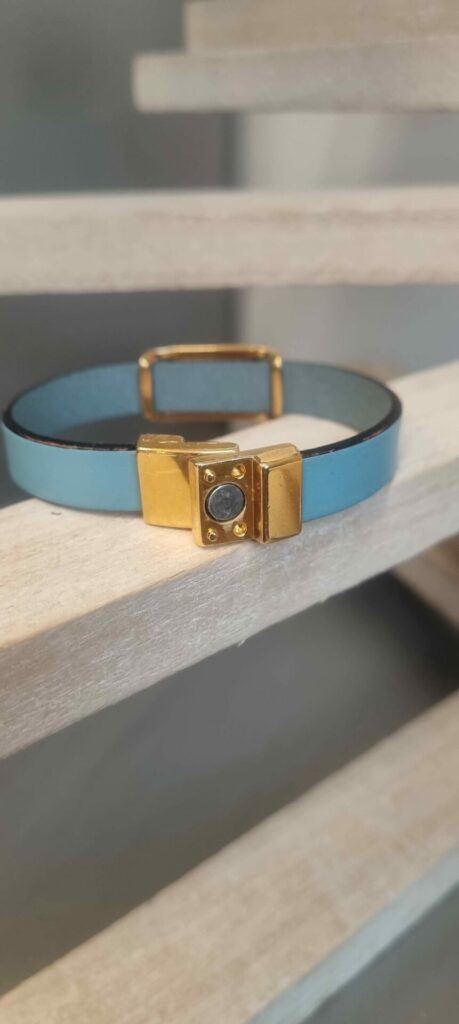 Bracelet femme 10mm en cuir bleu clair et passant boho doré