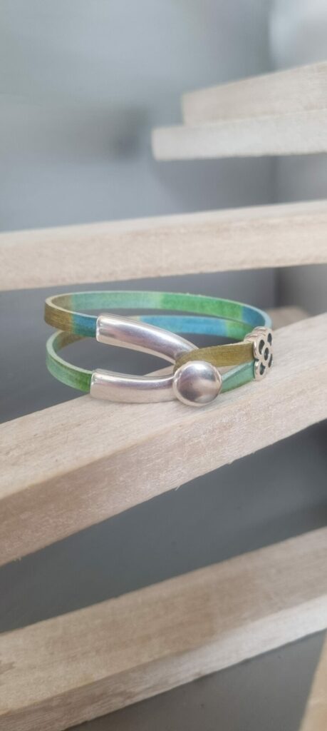 Bracelet en cuir multi couleur et fermoir U argenté