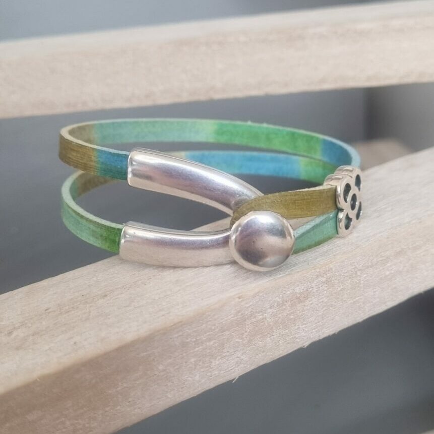 Bracelet en cuir multi couleur et fermoir U argenté