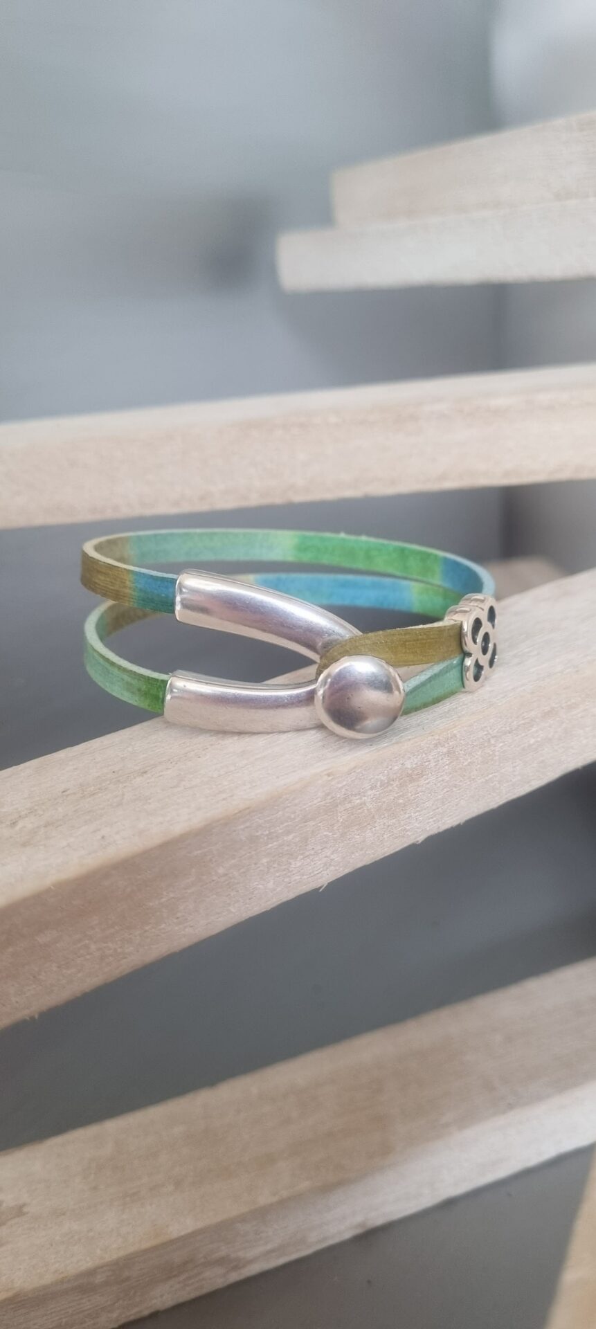 Bracelet en cuir multi couleur et fermoir U argenté