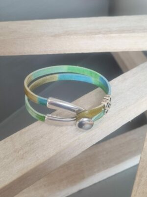 Bracelet en cuir multi couleur et fermoir U argenté