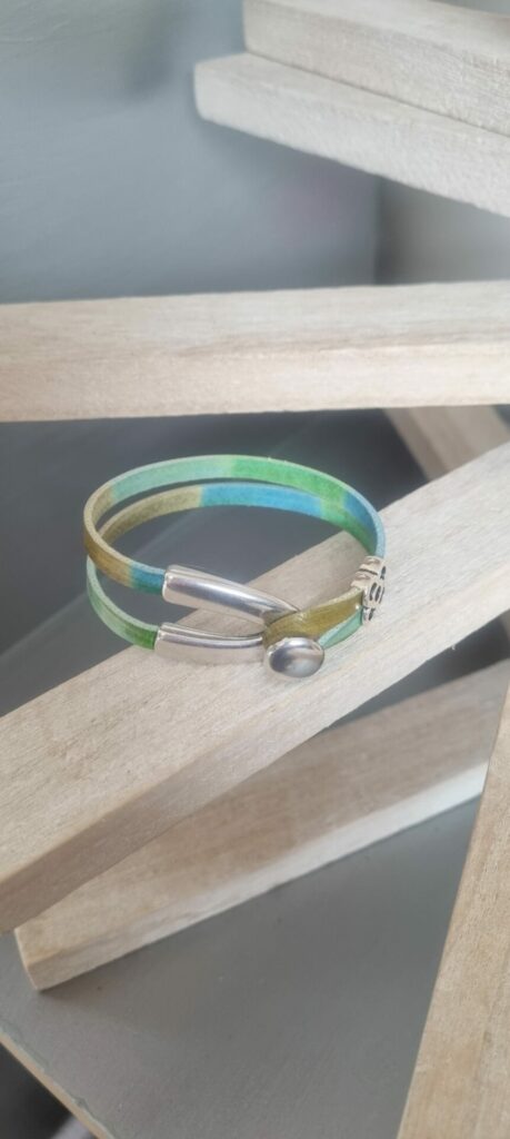 Bracelet en cuir multi couleur et fermoir U argenté