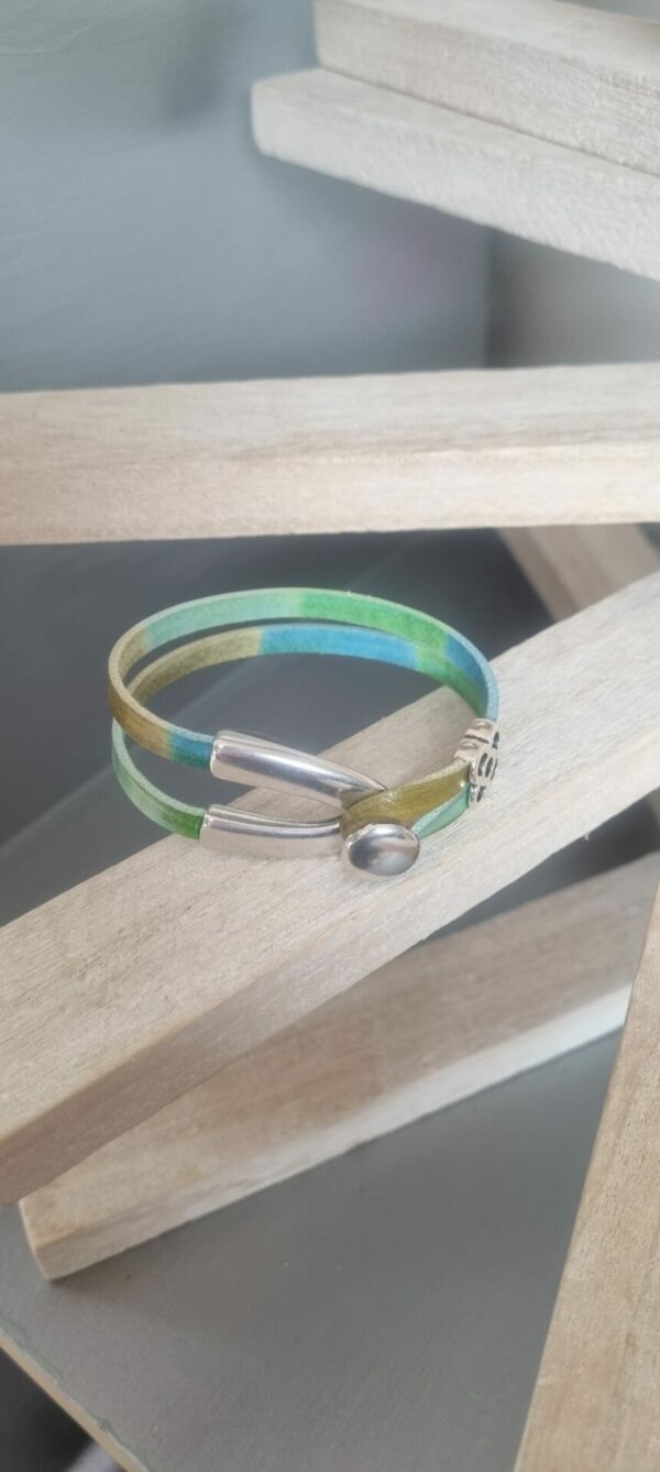 3CUI35 Bracelet en cuir multi couleur et fermoir U argenté