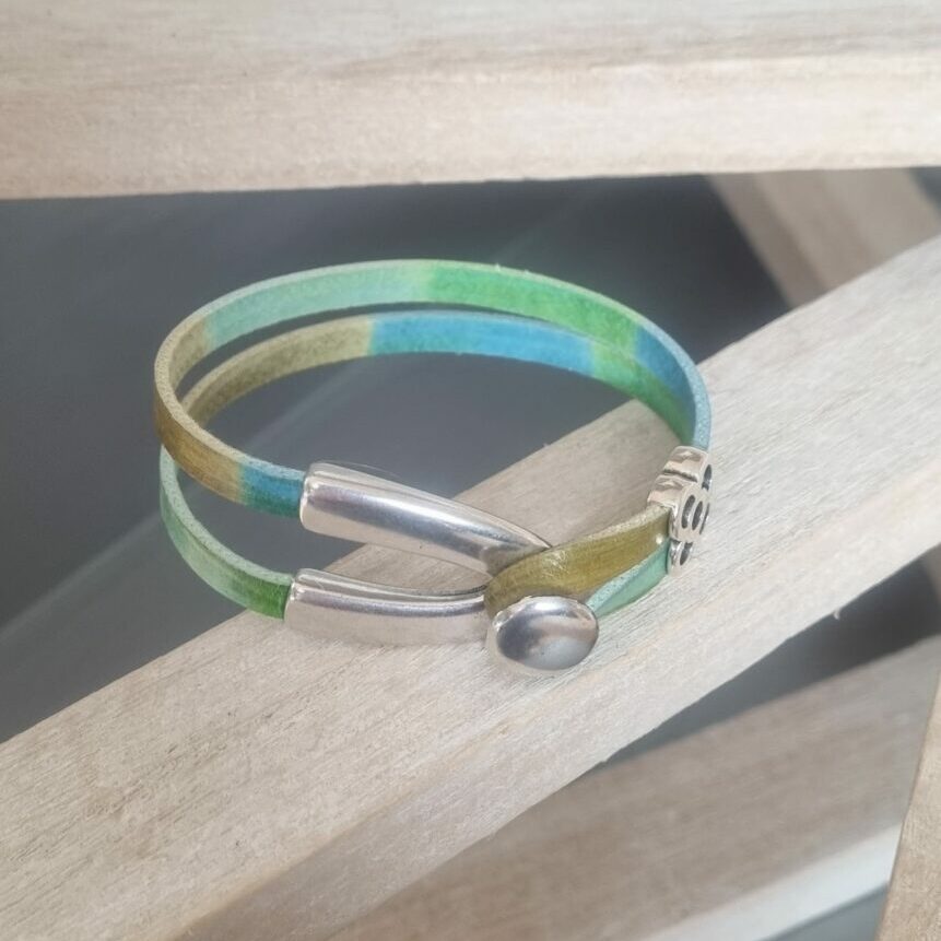 Bracelet en cuir multi couleur et fermoir U argenté