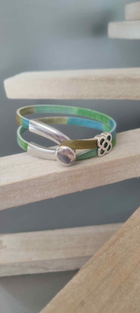 Bracelet en cuir multi couleur et fermoir U argenté
