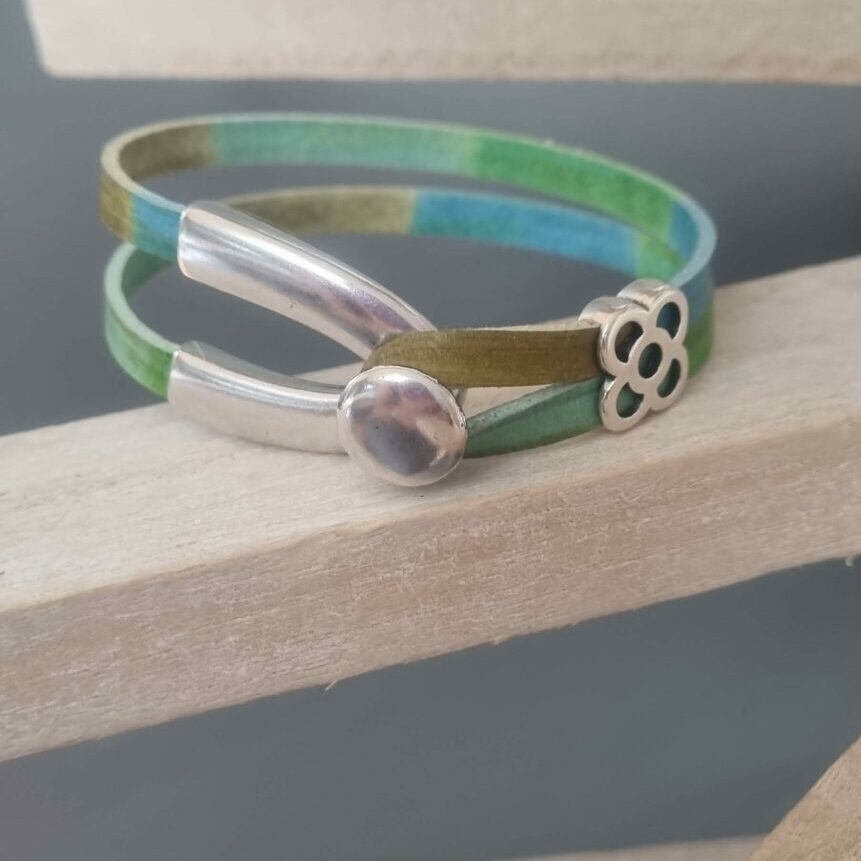 Bracelet en cuir multi couleur et fermoir U argenté