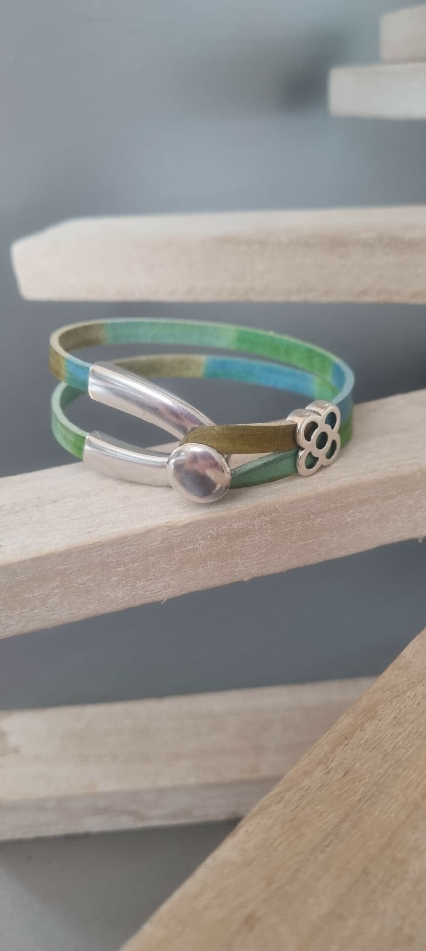 Bracelet en cuir multi couleur et fermoir U argenté