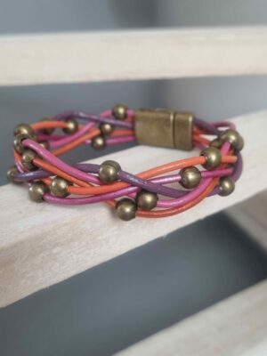 Bracelet femme en cuir rond 2mm tons orangés, roses et violets, perles bronzes