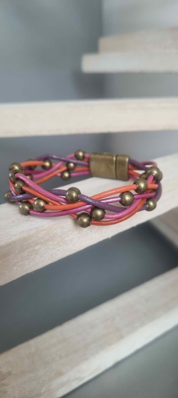 Bracelet femme en cuir rond 2mm tons orangés, roses et violets, perles bronzes