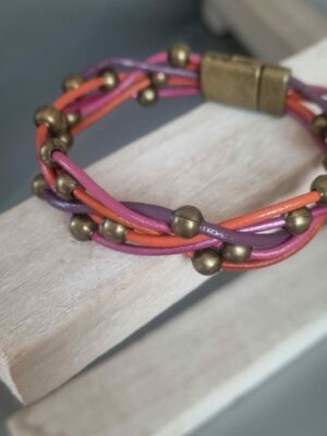 Bracelet femme en cuir rond 2mm tons orangés, roses et violets, perles bronzes