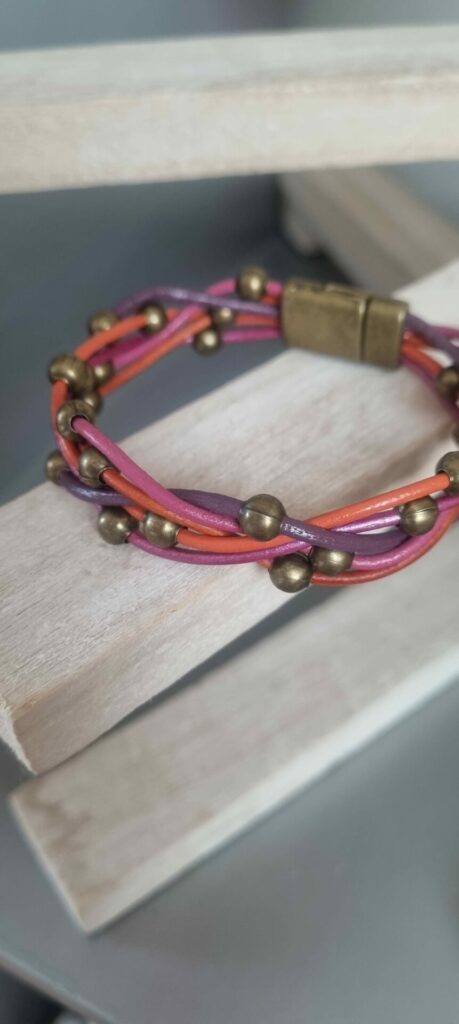 Bracelet femme en cuir rond 2mm tons orangés, roses et violets, perles bronzes