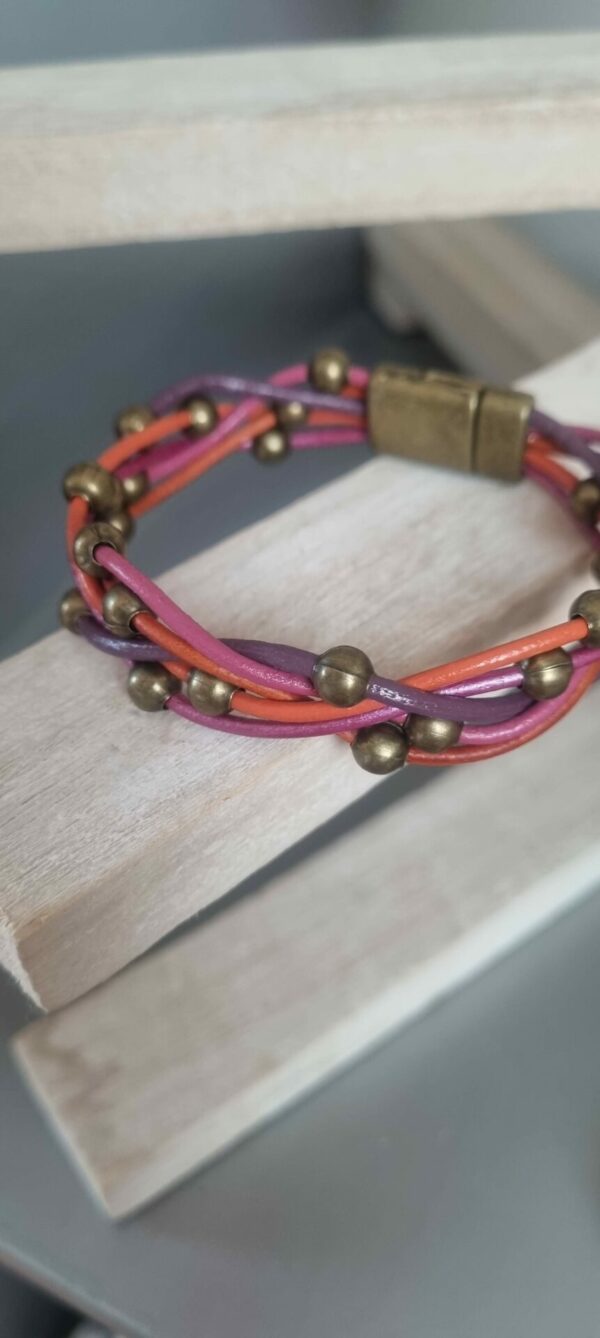 Bracelet femme en cuir rond 2mm tons orangés, roses et violets, perles bronzes