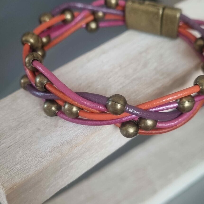 Bracelet femme en cuir rond 2mm tons orangés, roses et violets, perles bronzes