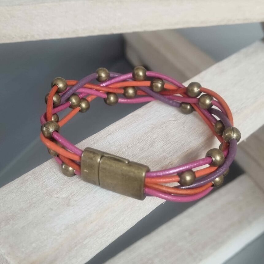 Bracelet femme en cuir rond 2mm tons orangés, roses et violets, perles bronzes
