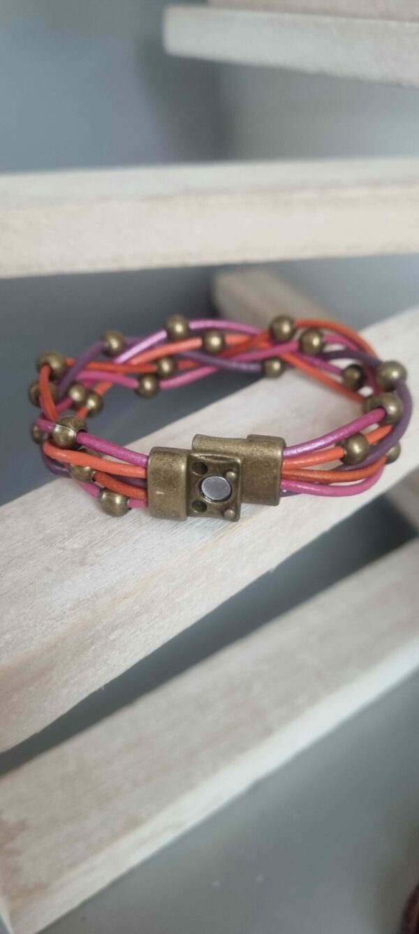 Bracelet femme en cuir rond 2mm tons orangés, roses et violets, perles bronzes