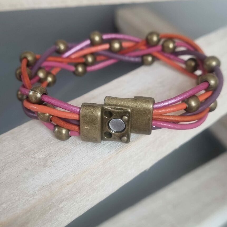 Bracelet femme en cuir rond 2mm tons orangés, roses et violets, perles bronzes