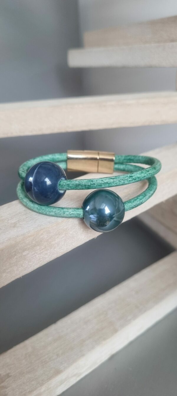 3CO47 - 23€ Bracelet femme cuir rond vert et perles céramiques bleu et verte