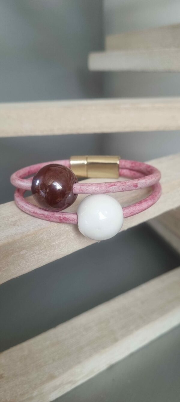 Bracelet femme cuir rond rose et perles céramiques marron et blanche