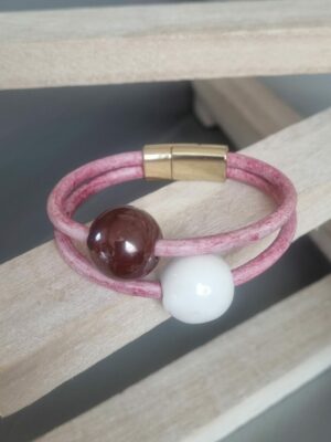 Bracelet femme cuir rond rose et perles céramiques marron et blanche