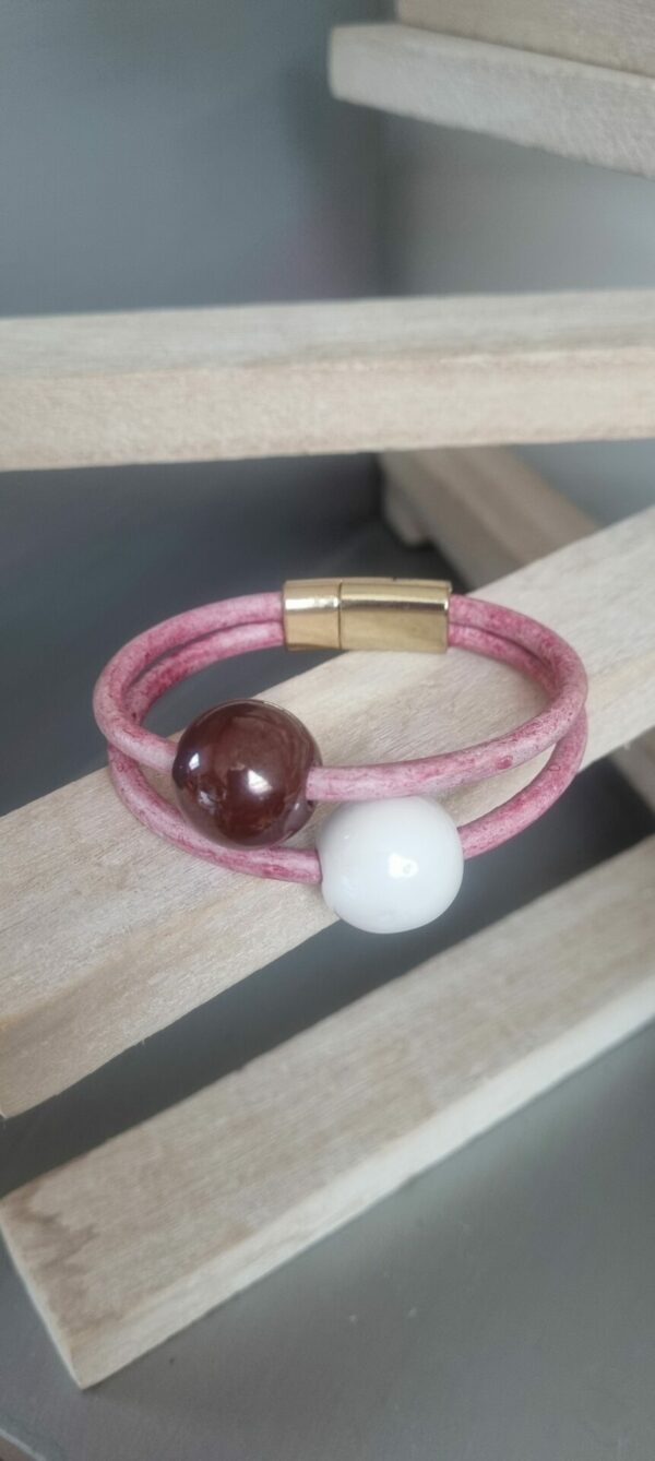 Bracelet femme cuir rond rose et perles céramiques marron et blanche