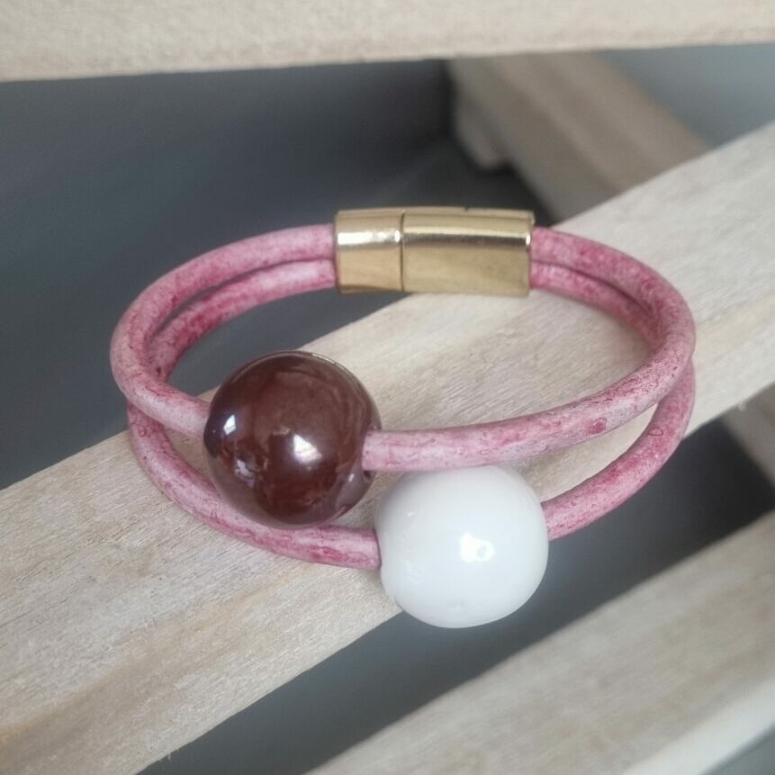 Bracelet femme cuir rond rose et perles céramiques marron et blanche
