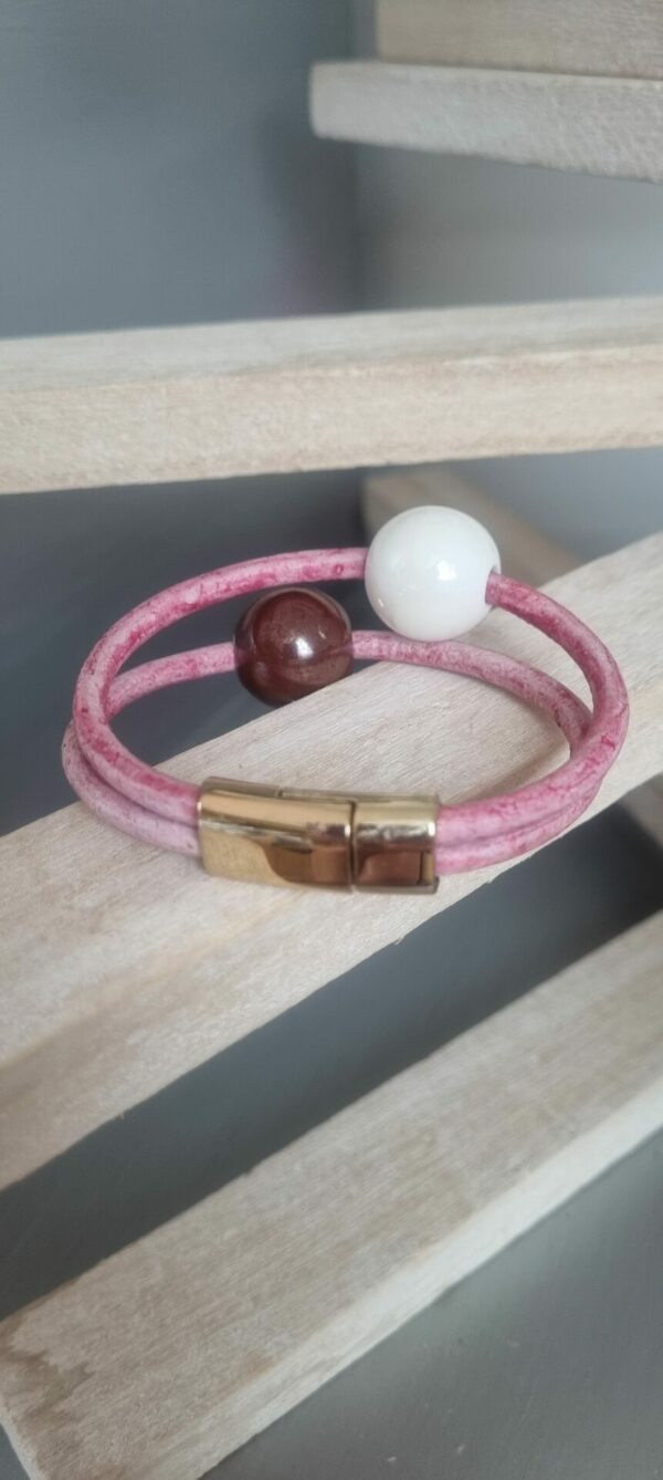 Bracelet femme cuir rond rose et perles céramiques marron et blanche