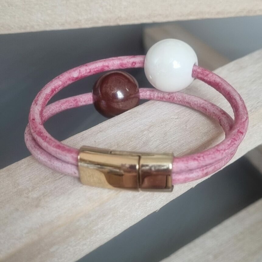 Bracelet femme cuir rond rose et perles céramiques marron et blanche