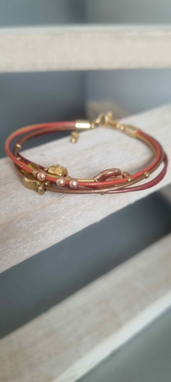 3CO48 - 22€ Bracelet femme en cuir rond fin ton mordoré et perles diverses