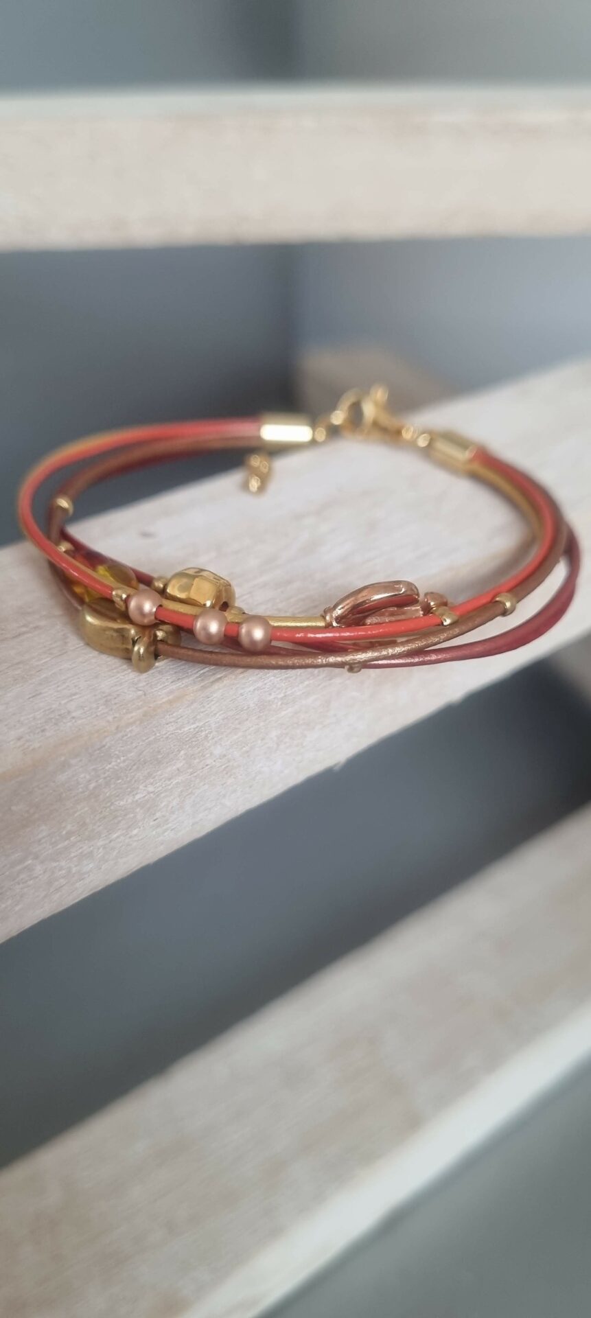 Bracelet femme en cuir rond fin ton mordoré et perles diverses