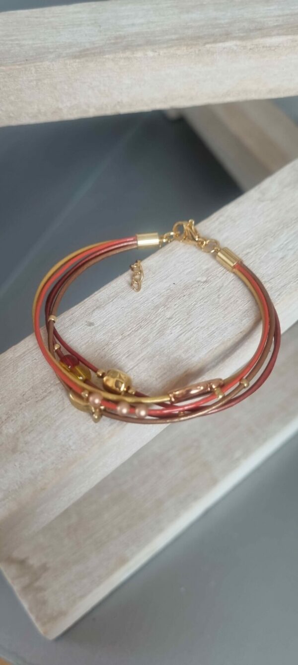 3CO48 Bracelet femme en cuir rond fin ton mordoré et perles diverses
