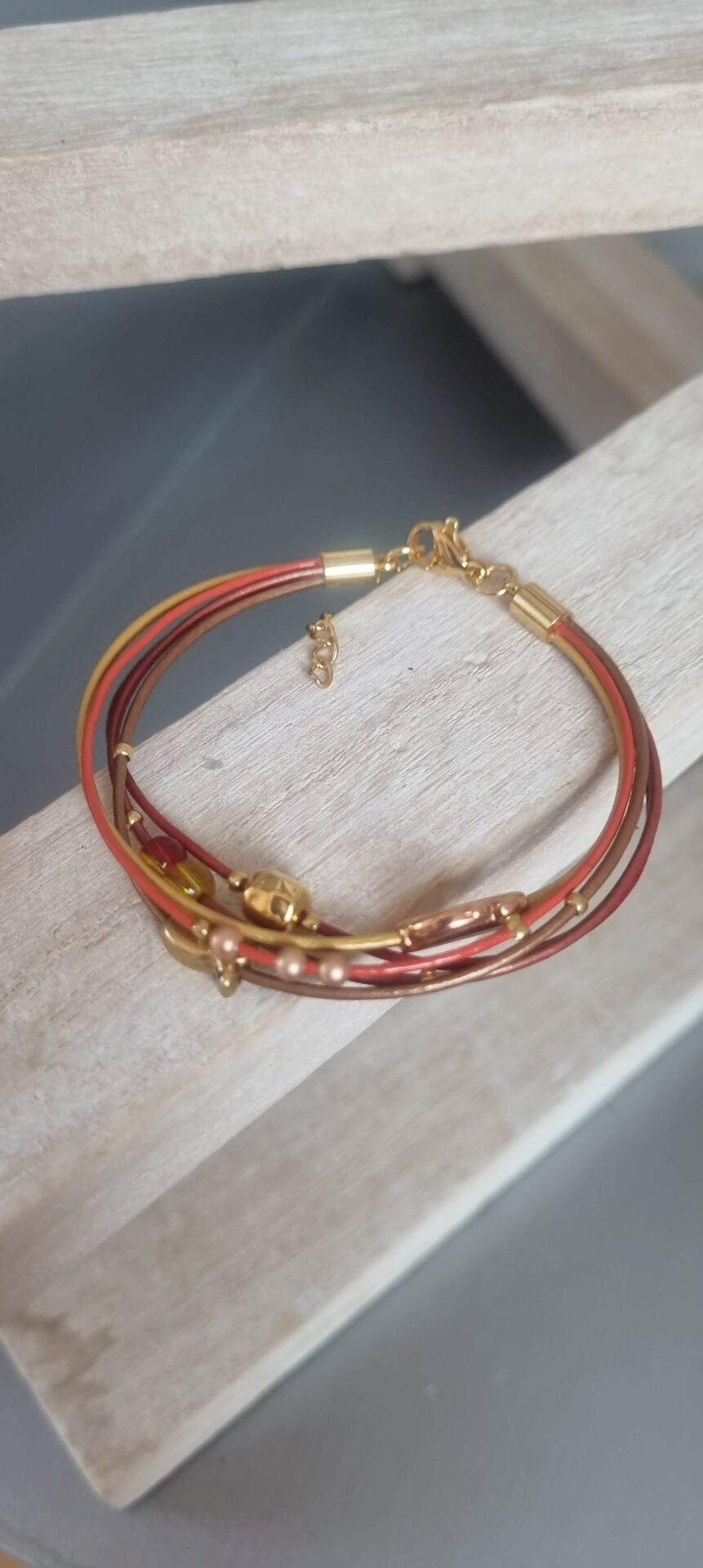 Bracelet femme en cuir rond fin ton mordoré et perles diverses