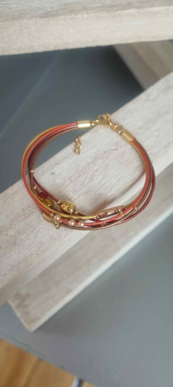 3CO48A Bracelet femme en cuir rond fin ton mordoré et perles diverses