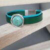 Bracelet femme en cuir plat vert et turquoise, passant argenté pierre bleue