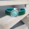 Bracelet femme en cuir plat vert et turquoise, passant argenté pierre bleue