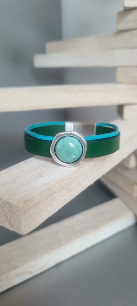 Bracelet femme en cuir plat vert et turquoise, passant argenté pierre bleue