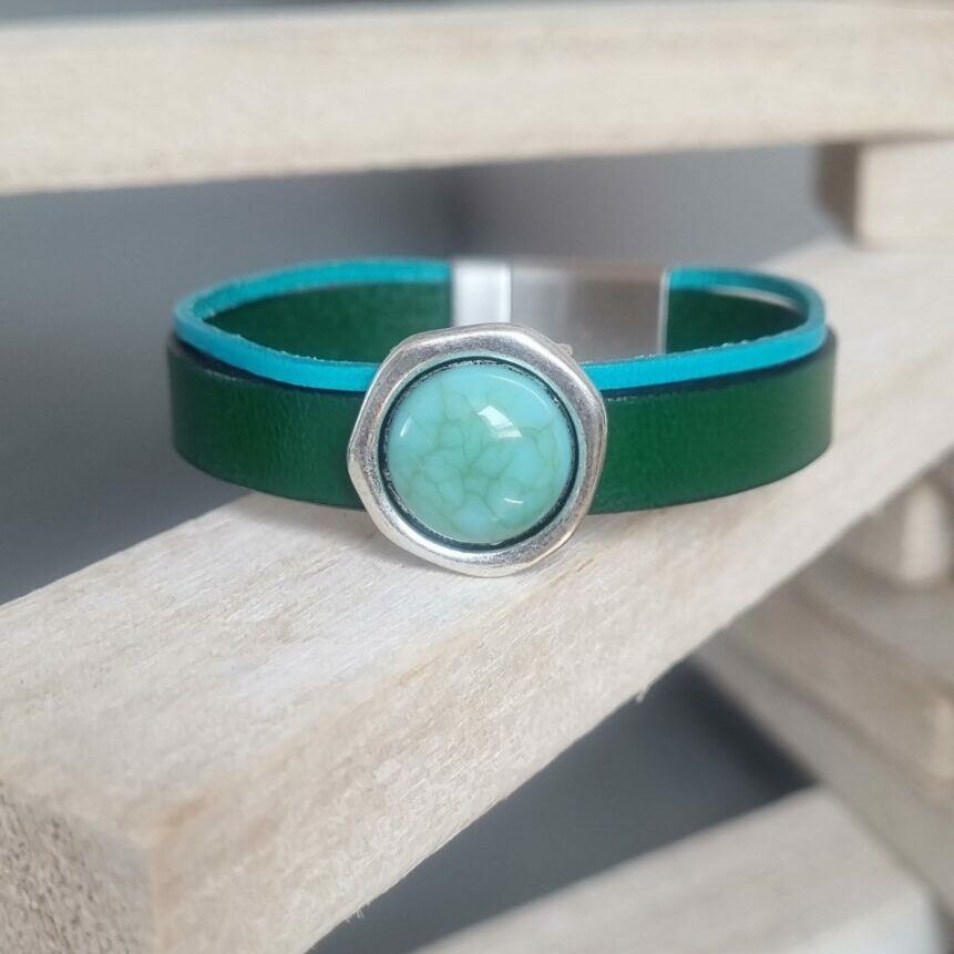 Bracelet femme en cuir plat vert et turquoise, passant argenté pierre bleue